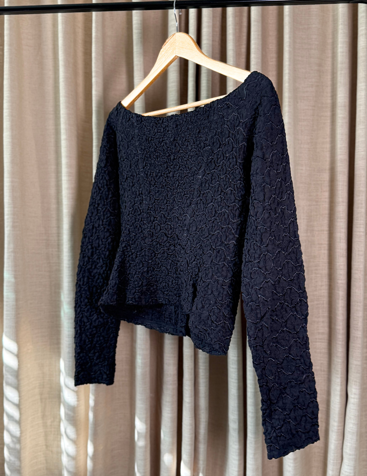 TEXTURED BOAT NECK TOP